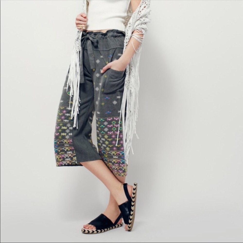 ✨Embroidered cropped pants